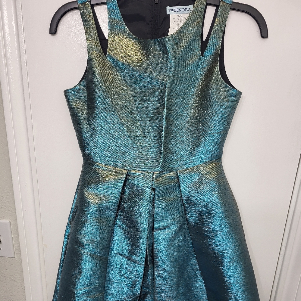 This "tween diva" dress changes colors when you move. It is a size 12 youth